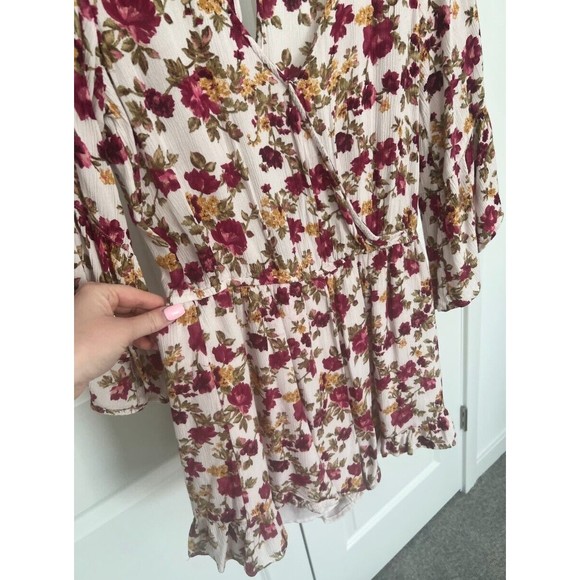 American Eagle Romper Floral Tan Red Pink V Neck Flare Cropped sleeves M Medium - Picture 3 of 9
